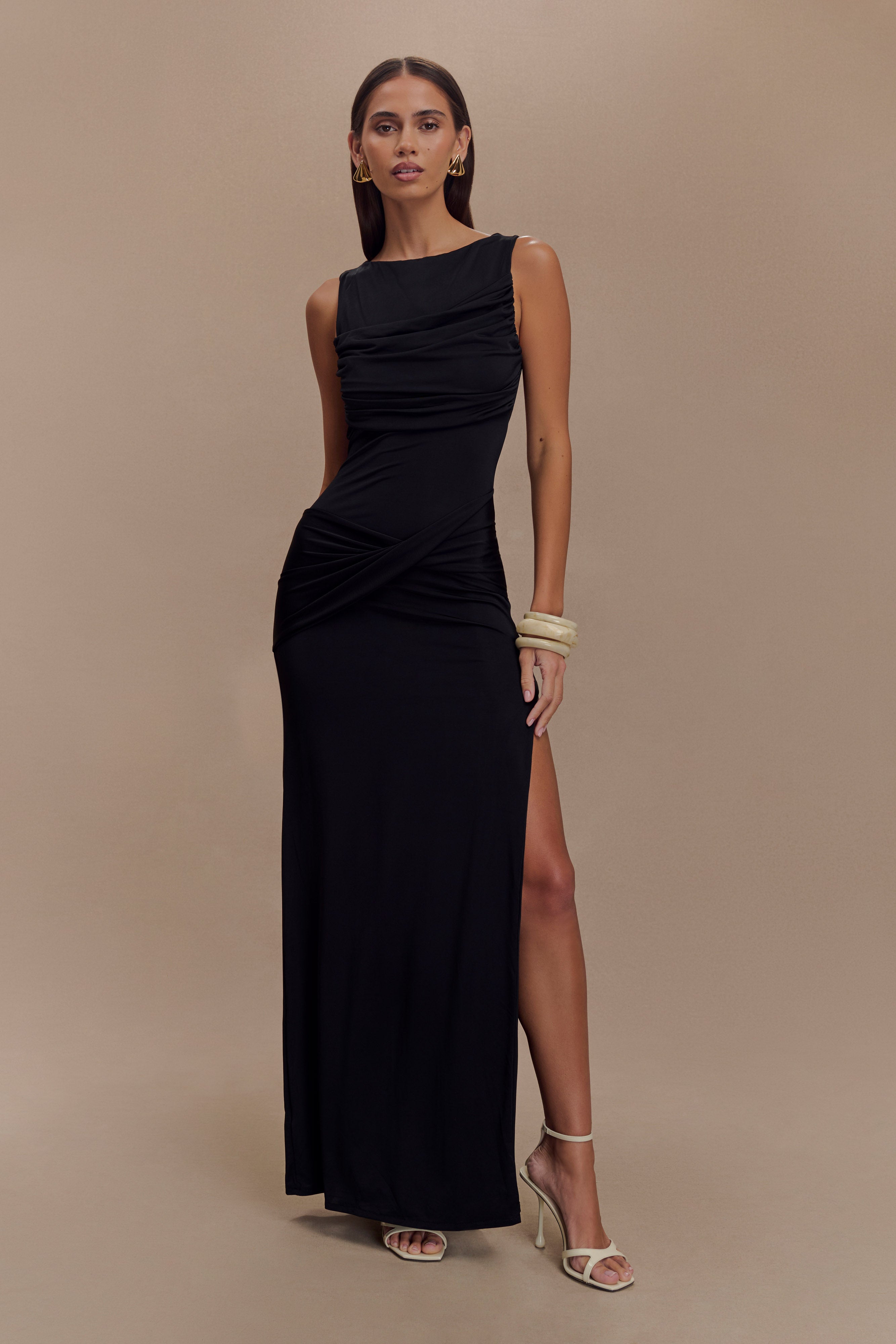 Siyah Henley Slinky Maxi Elbise - Şık ve Rahat Tasarım