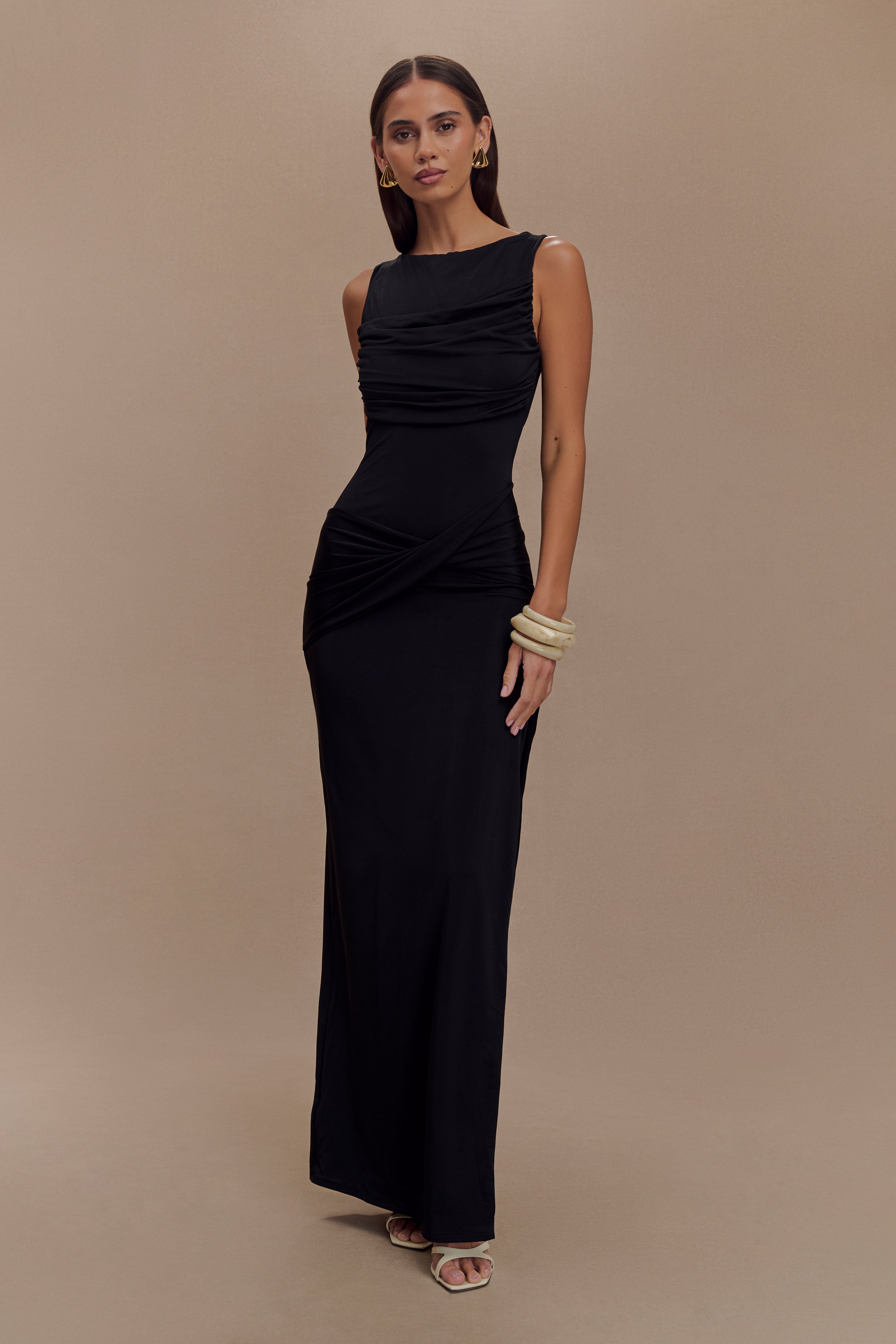 Siyah Henley Slinky Maxi Elbise - Şık ve Rahat Tasarım
